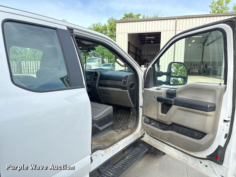 image for item DZ4066 2017 Ford F450 Super Duty Ext. Cab utility / service truck