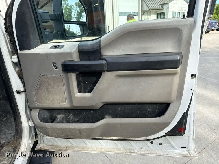 image for item DZ4066 2017 Ford F450 Super Duty Ext. Cab utility / service truck