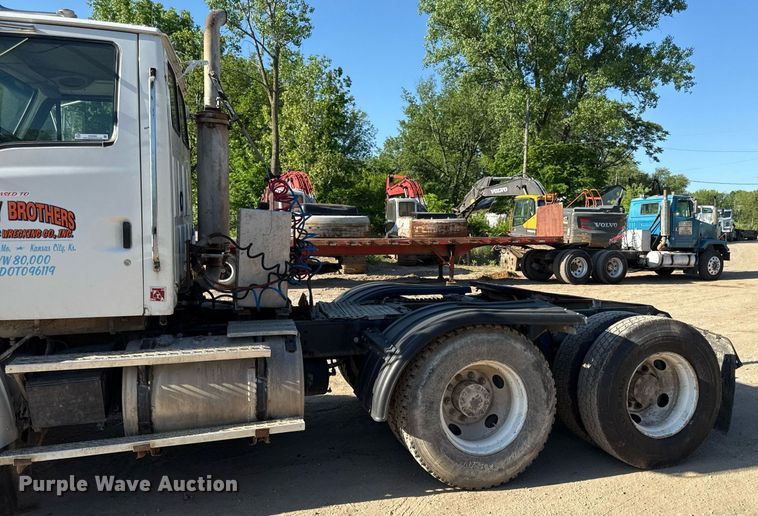 image for item DZ4068 1998 Ford LT9513 semi truck