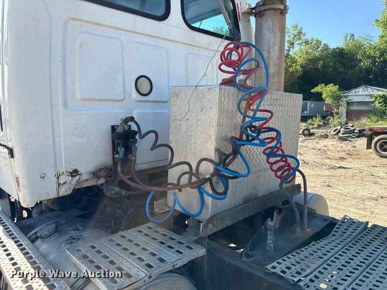 image for item DZ4068 1998 Ford LT9513 semi truck