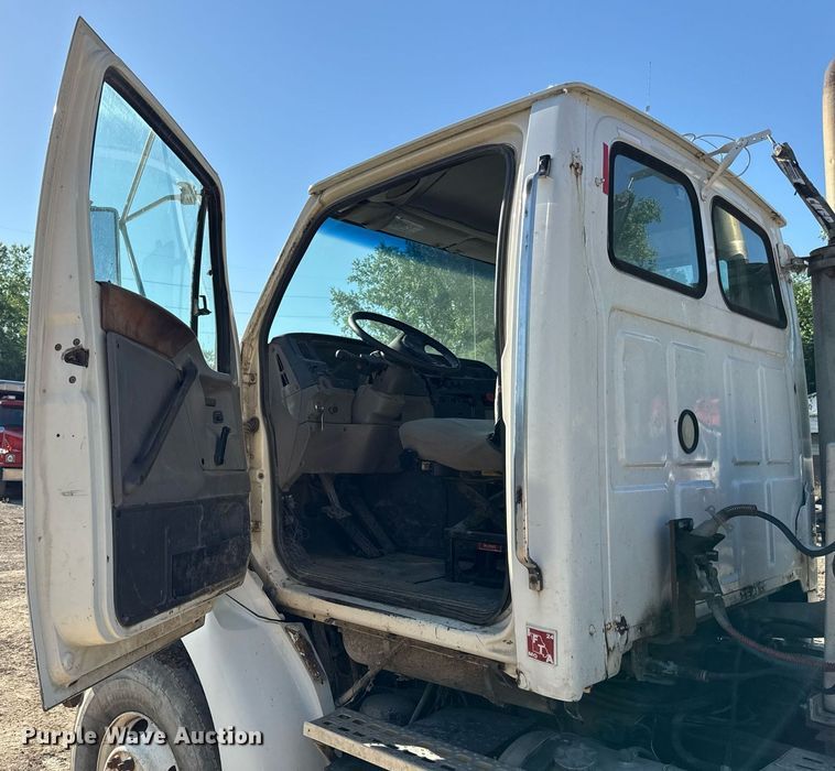 image for item DZ4068 1998 Ford LT9513 semi truck