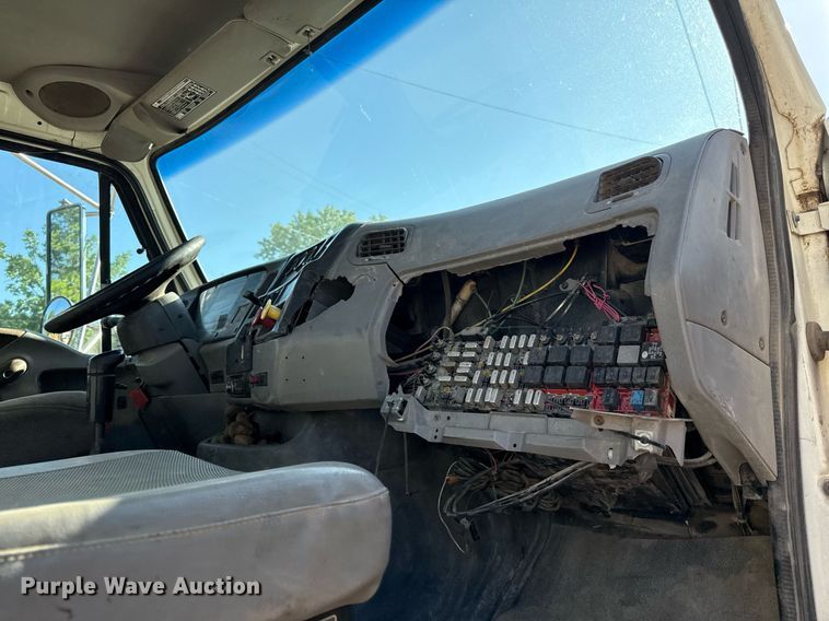 image for item DZ4068 1998 Ford LT9513 semi truck