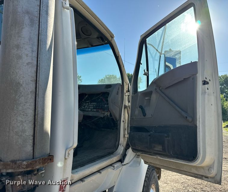 image for item DZ4068 1998 Ford LT9513 semi truck