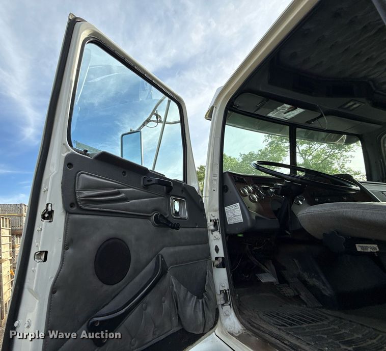 image for item DZ4069 2005 Western Star 4900 crane truck