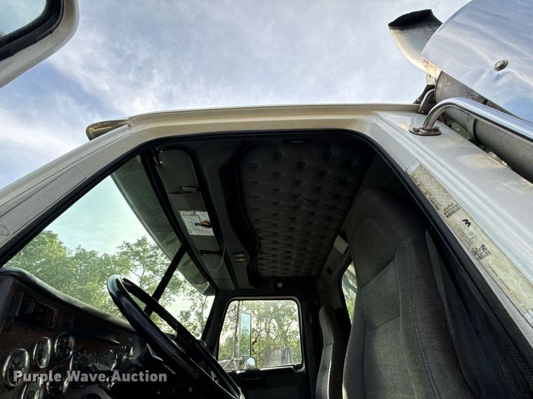 image for item DZ4069 2005 Western Star 4900 crane truck