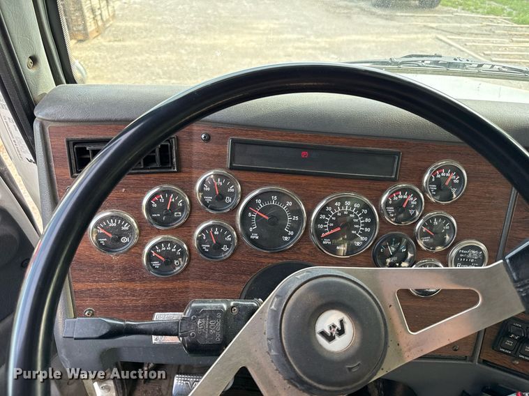 image for item DZ4069 2005 Western Star 4900 crane truck