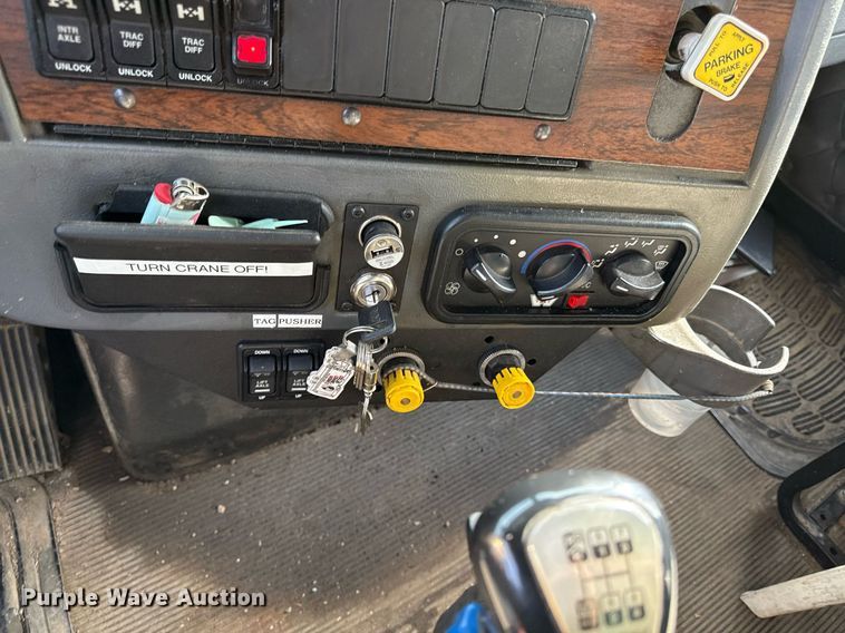 image for item DZ4069 2005 Western Star 4900 crane truck