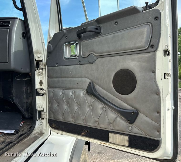 image for item DZ4069 2005 Western Star 4900 crane truck