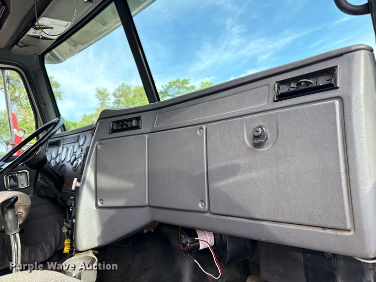 image for item DZ4069 2005 Western Star 4900 crane truck