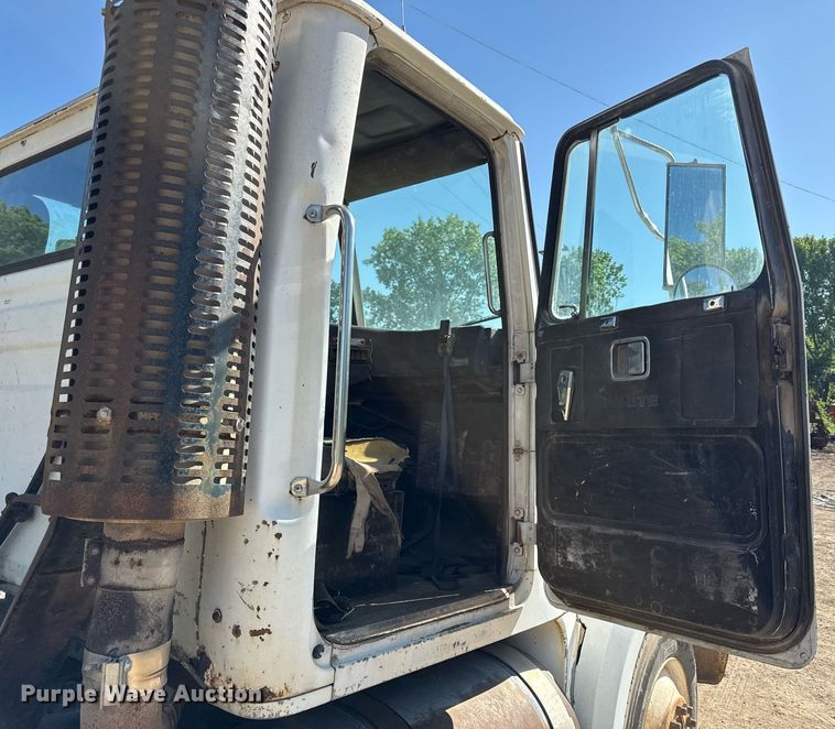 image for item DZ4076 1985 White WCM semi truck