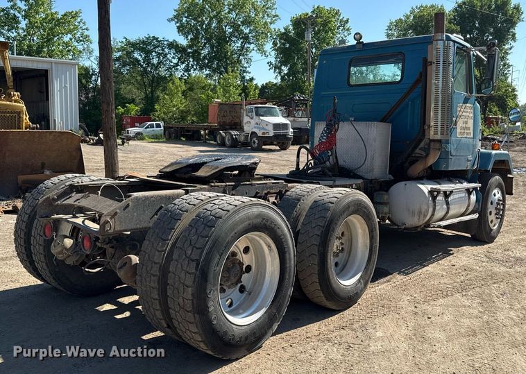 image for item DZ4077 1997 Volvo Autocar semi truck