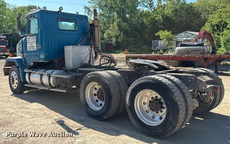 image for item DZ4077 1997 Volvo Autocar semi truck