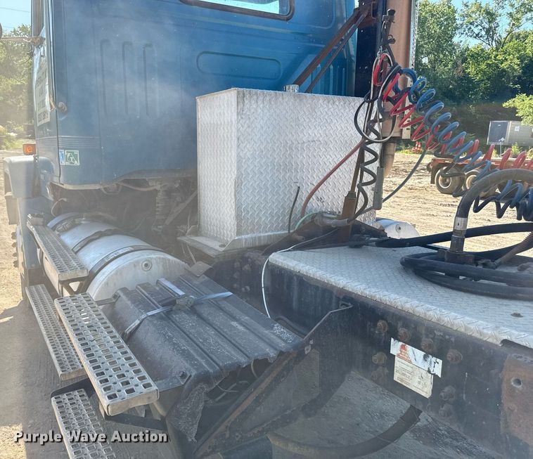 image for item DZ4077 1997 Volvo Autocar semi truck