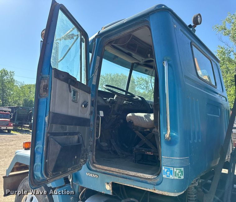 image for item DZ4077 1997 Volvo Autocar semi truck