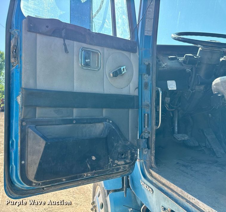 image for item DZ4077 1997 Volvo Autocar semi truck