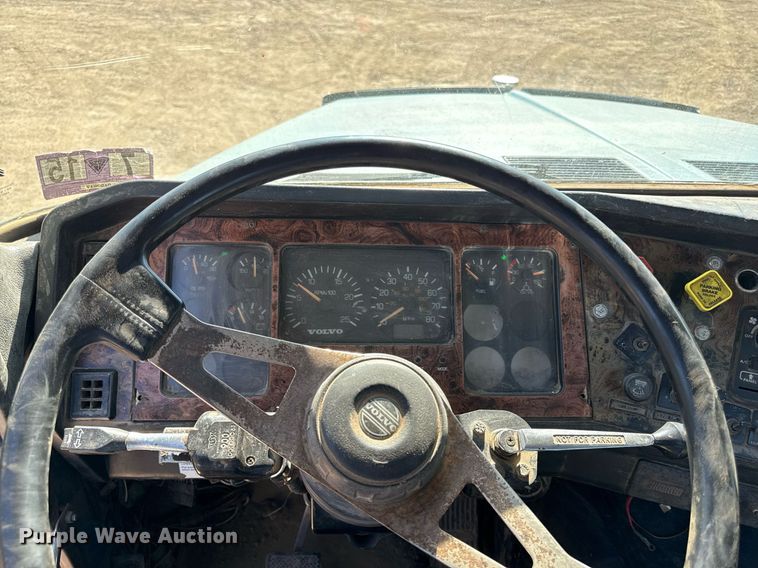 image for item DZ4077 1997 Volvo Autocar semi truck