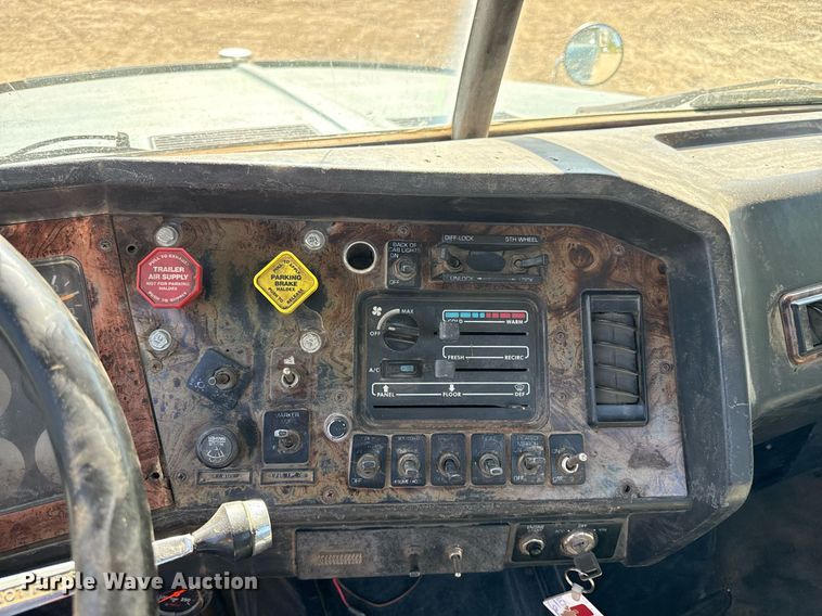 image for item DZ4077 1997 Volvo Autocar semi truck