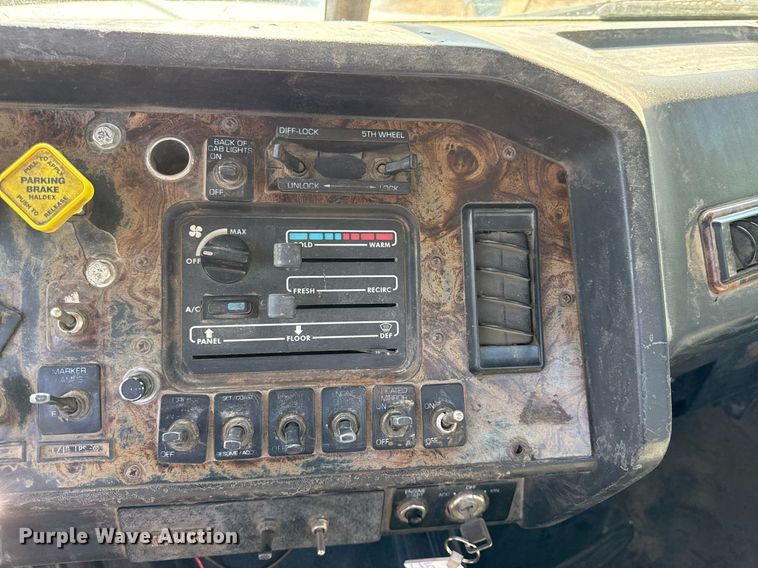 image for item DZ4077 1997 Volvo Autocar semi truck