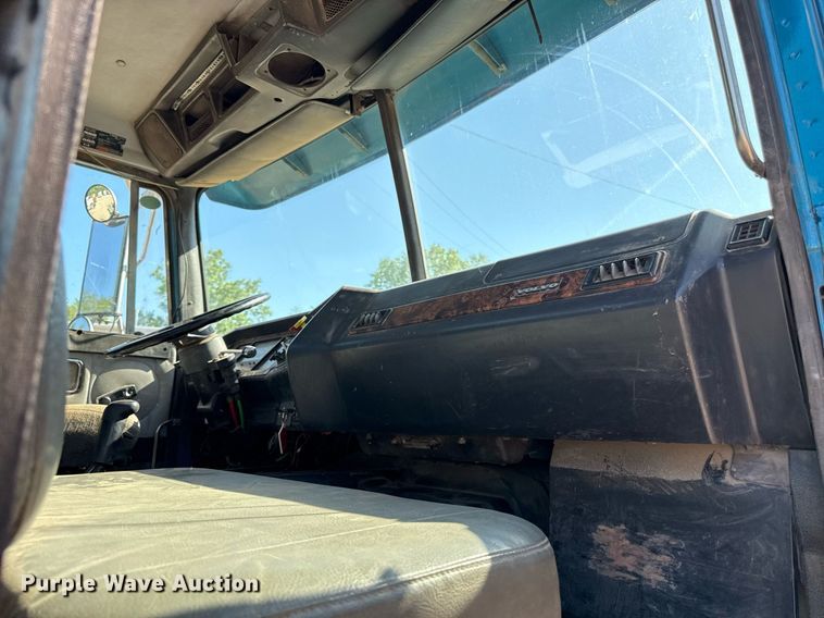 image for item DZ4077 1997 Volvo Autocar semi truck