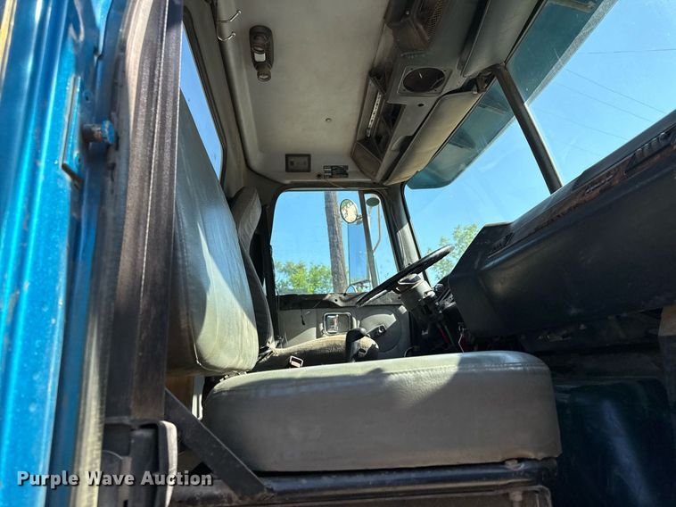 image for item DZ4077 1997 Volvo Autocar semi truck