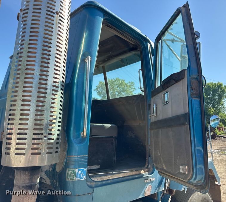 image for item DZ4077 1997 Volvo Autocar semi truck