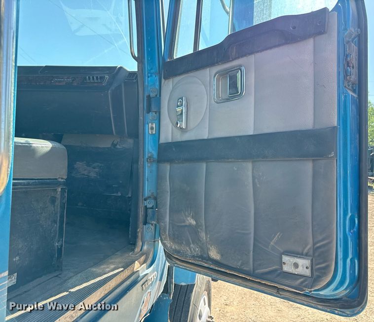 image for item DZ4077 1997 Volvo Autocar semi truck