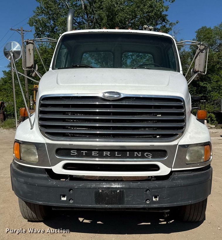 image for item DZ4079 2003 Sterling A9500 semi truck