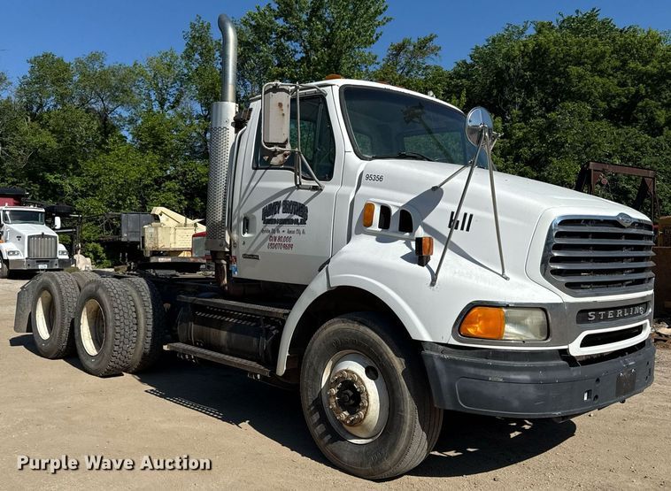image for item DZ4079 2003 Sterling A9500 semi truck