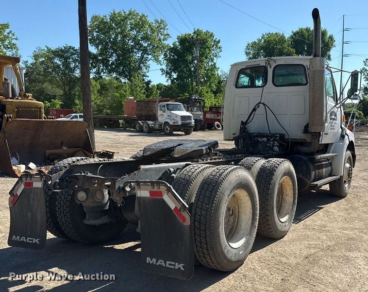 image for item DZ4079 2003 Sterling A9500 semi truck