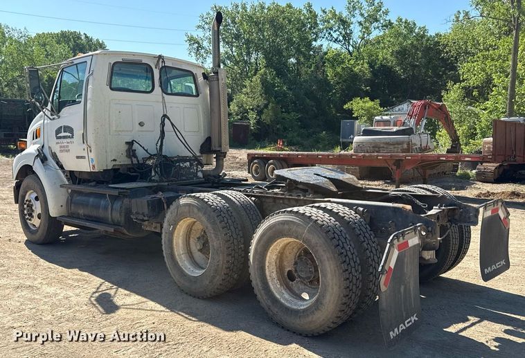 image for item DZ4079 2003 Sterling A9500 semi truck