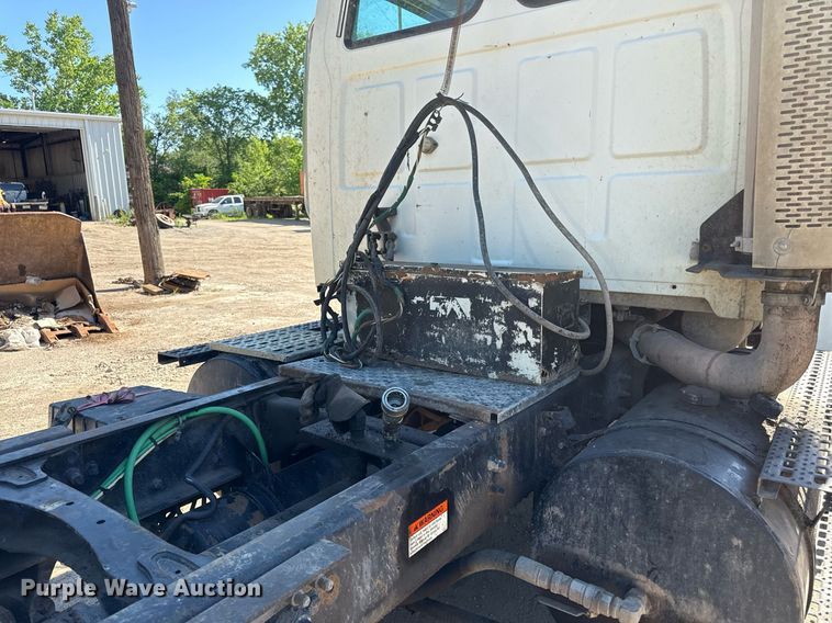 image for item DZ4079 2003 Sterling A9500 semi truck