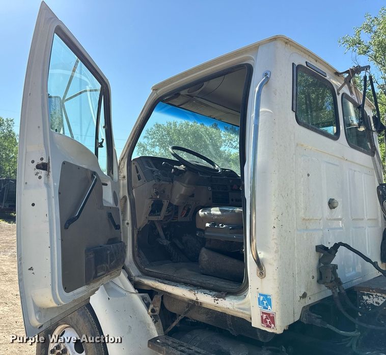 image for item DZ4079 2003 Sterling A9500 semi truck