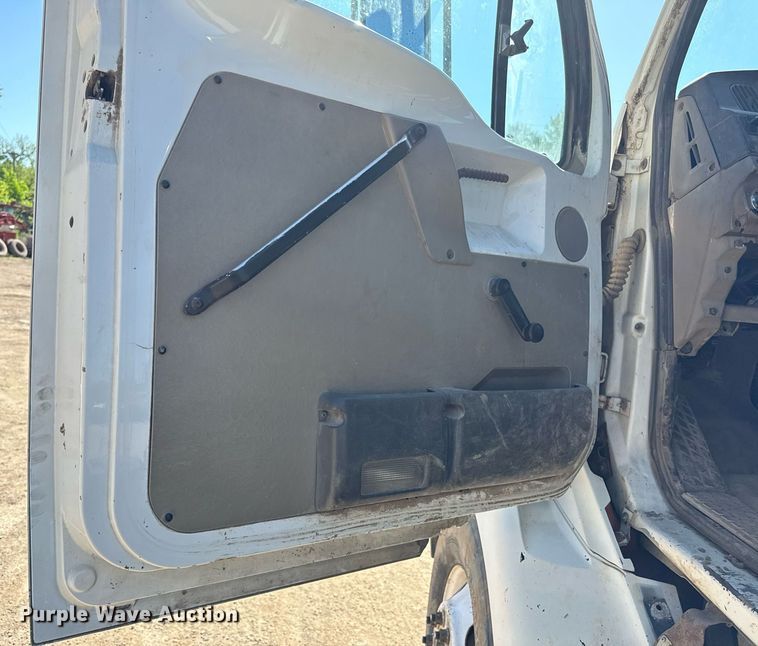 image for item DZ4079 2003 Sterling A9500 semi truck