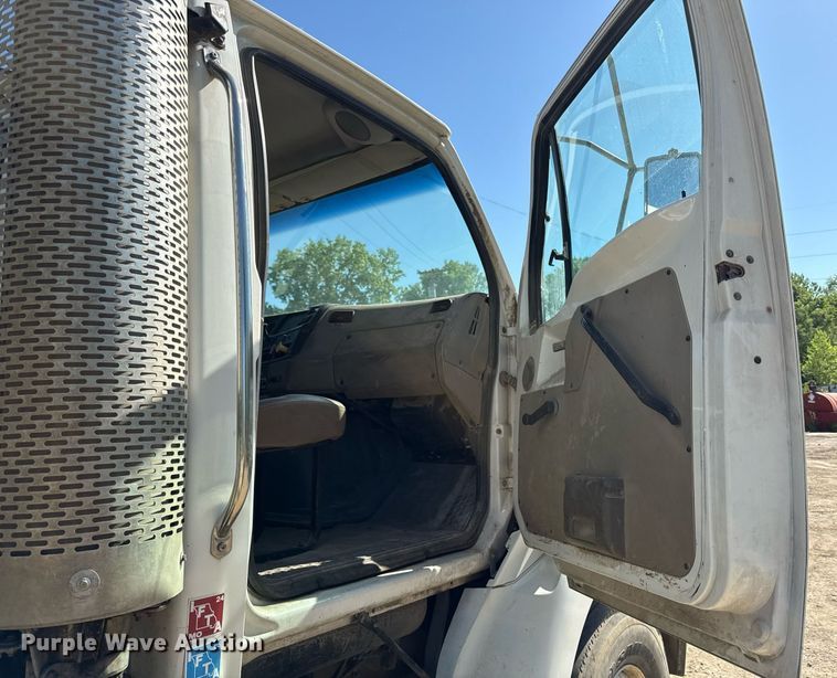 image for item DZ4079 2003 Sterling A9500 semi truck