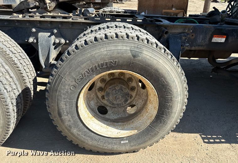 image for item DZ4079 2003 Sterling A9500 semi truck