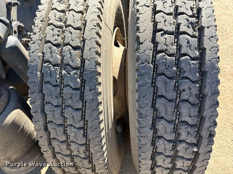 image for item DZ4079 2003 Sterling A9500 semi truck