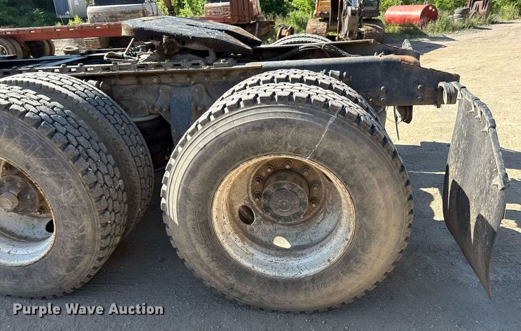 image for item DZ4079 2003 Sterling A9500 semi truck