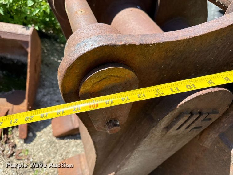 image for item DZ4080 WB excavator grapple