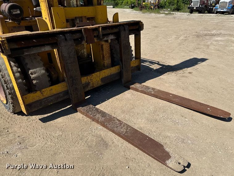 image for item DZ4081 Hyster 200 forklift