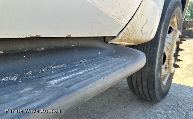 image for item EB2512 2002 Ford F550 Super Duty flatbed truck