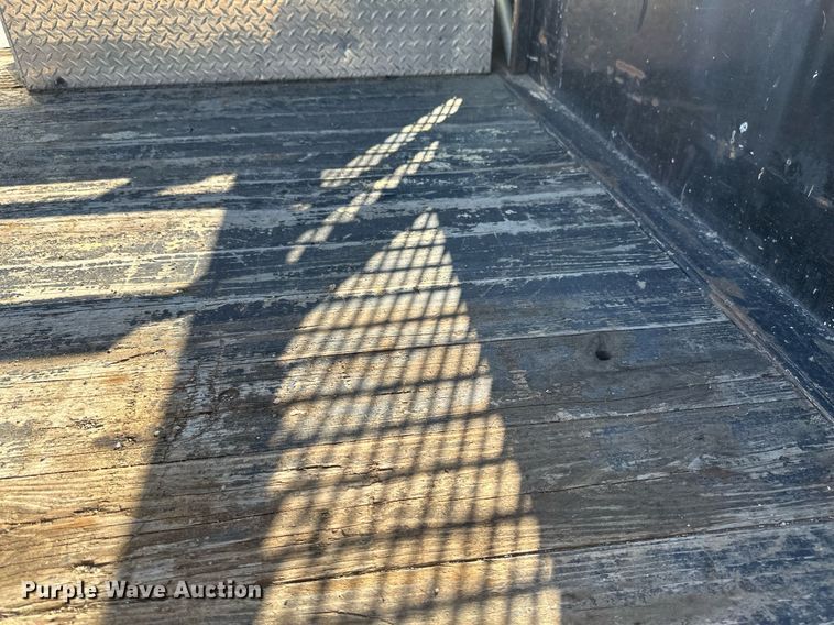 image for item EB2512 2002 Ford F550 Super Duty flatbed truck