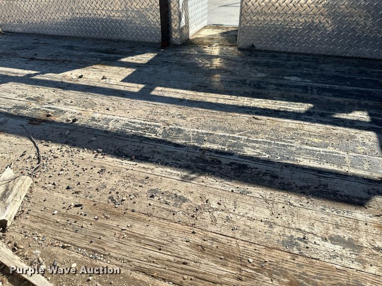 image for item EB2512 2002 Ford F550 Super Duty flatbed truck