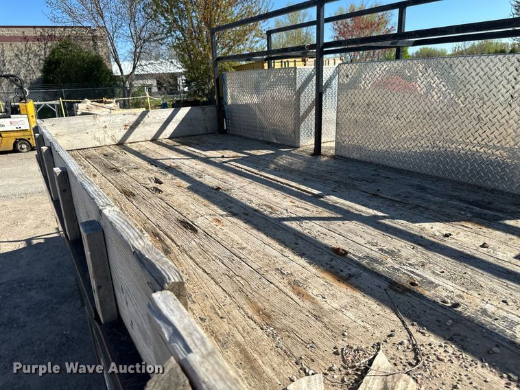 image for item EB2512 2002 Ford F550 Super Duty flatbed truck