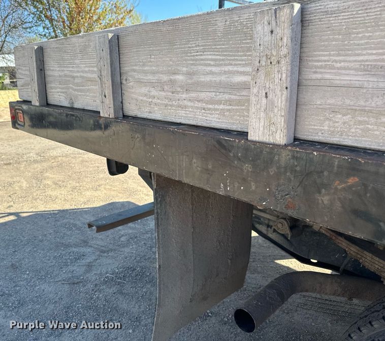 image for item EB2512 2002 Ford F550 Super Duty flatbed truck