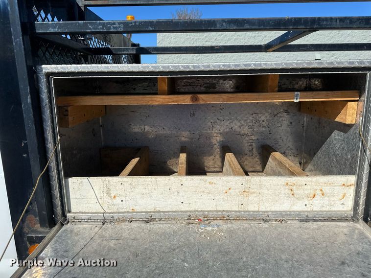 image for item EB2512 2002 Ford F550 Super Duty flatbed truck