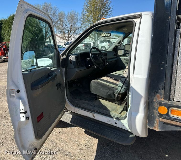 image for item EB2512 2002 Ford F550 Super Duty flatbed truck