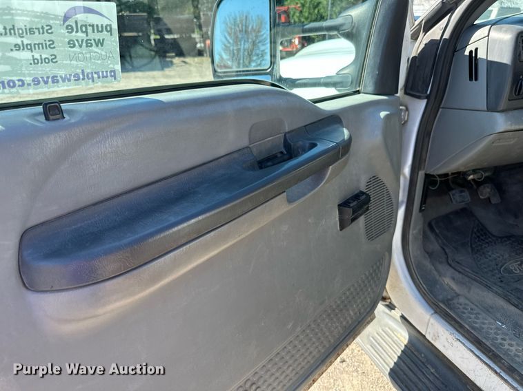 image for item EB2512 2002 Ford F550 Super Duty flatbed truck