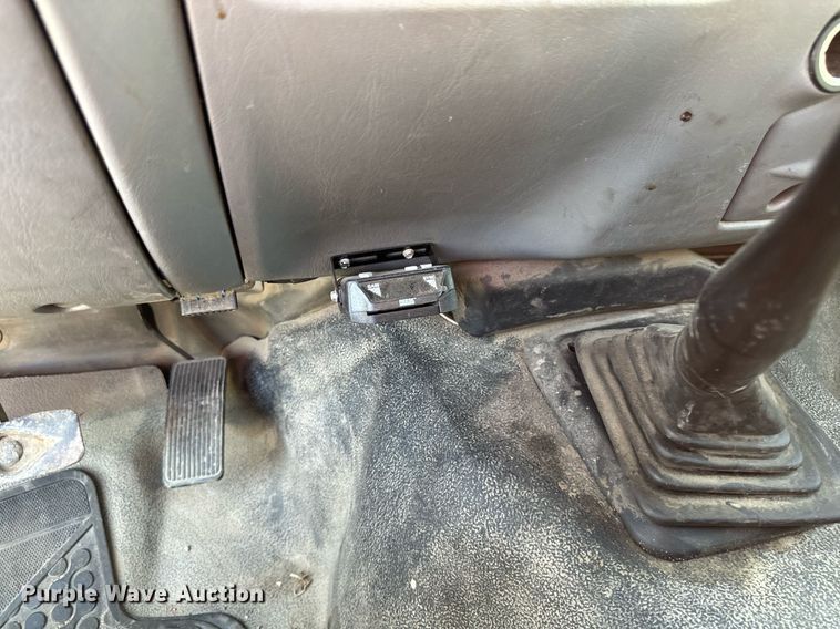 image for item EB2512 2002 Ford F550 Super Duty flatbed truck