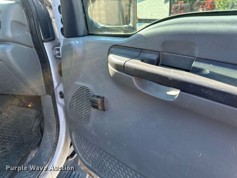 image for item EB2512 2002 Ford F550 Super Duty flatbed truck