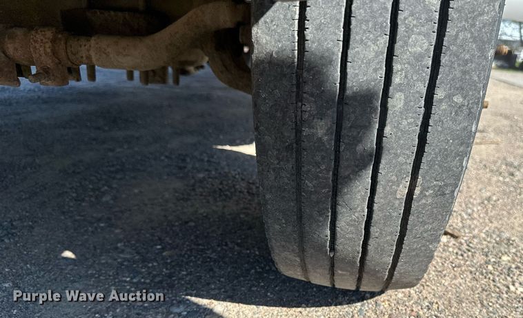 image for item EB2512 2002 Ford F550 Super Duty flatbed truck